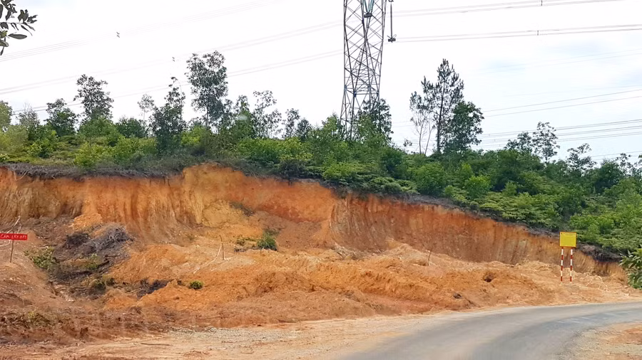 Quả đồi dưới chân đường trụ điện 500 kV bị phá nát.