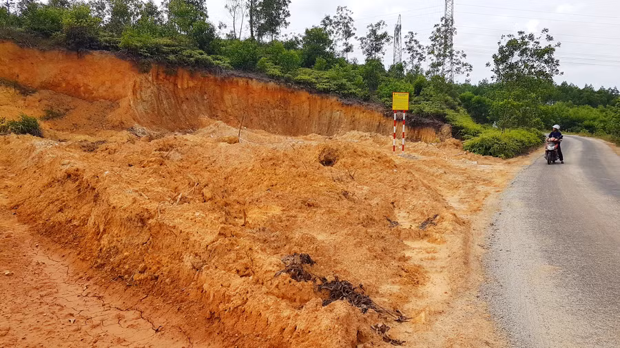 Việc khai thác đất diễn ra sát đường Tỉnh lộ 15 nói lên sự coi thường pháp luật của các đối tượng.