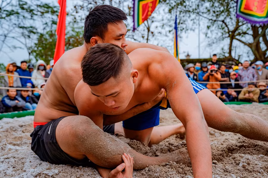 Các đô vật không được ra các đòn đánh nguy hiểm đến tính mạng như bẻ, vặn, khóa trái khớp, tấn công bằng đầu, nắm tóc, tấn công vào hạ bộ, mắt...