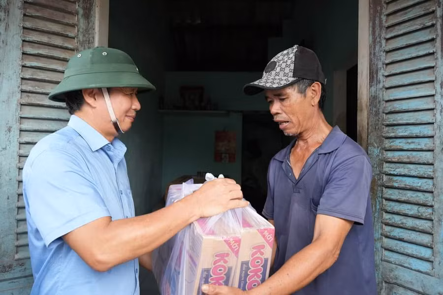 Ông Lê Trường Lưu, Bí thư Tỉnh ủy Thừa Thiên - Huế (trái) trao quà động viên người dân bị ảnh hưởng bởi lũ lụt và động viên bà con vượt qua khó khăn. (Ảnh: M.H). Ông Lê Trường Lưu, Bí thư Tỉnh ủy Thừa Thiên - Huế (trái) trao quà động viên người dân bị ảnh hưởng bởi lũ lụt và động viên bà con vượt qua khó khăn. (Ảnh: M.H).