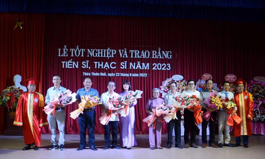 Đại diện Trường ĐH Sư phạm tặng hoa cảm ơn các thầy, cô đã hướng dẫn cho các học viên tại lễ tốt nghiệp.