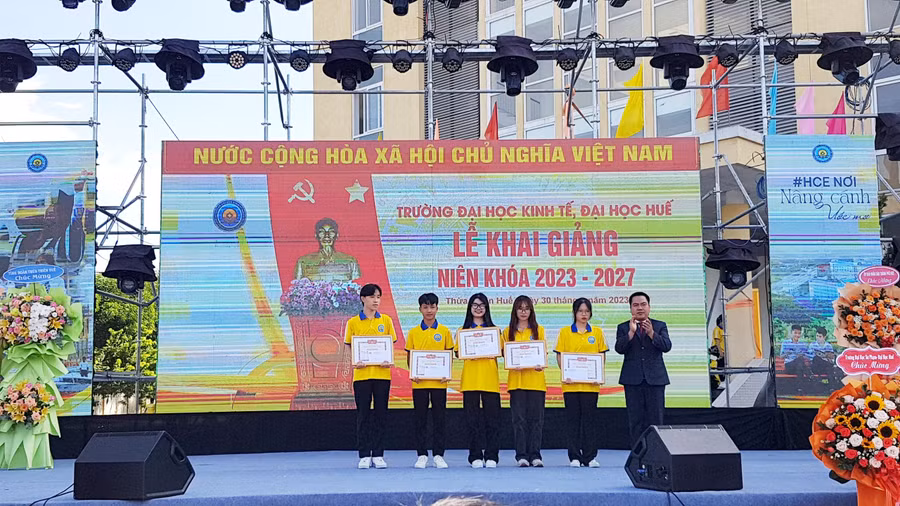Khen thưởng cho 5 tân sinh viên có điểm cao nhất của 5 Khoa (Ảnh: Đại Dương).