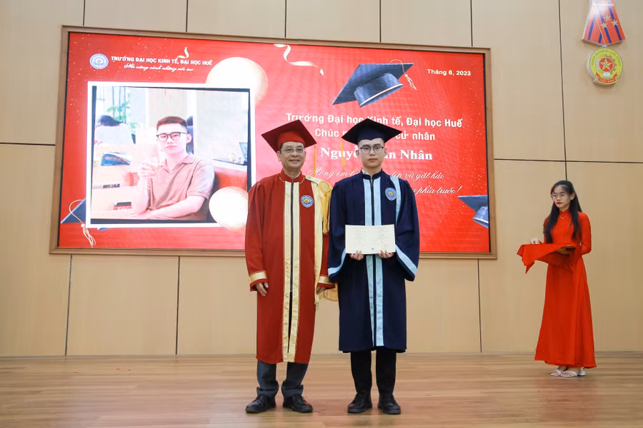 Trao bằng tốt nghiệp cho các tân cử nhân.