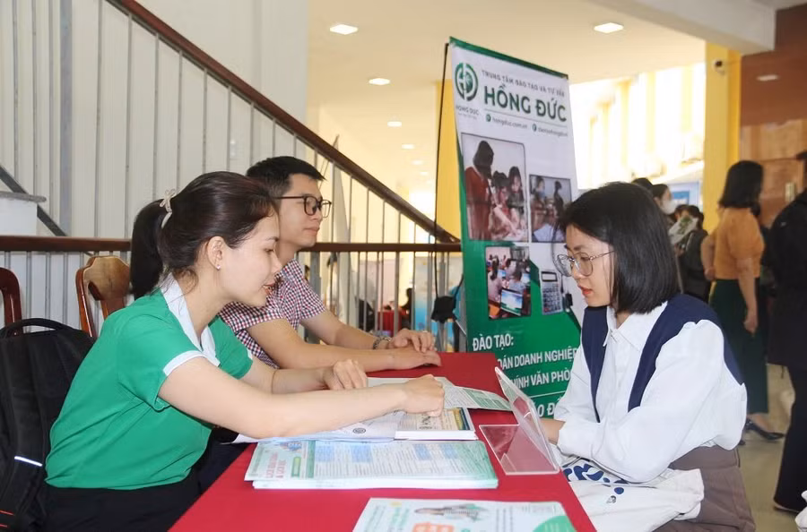 Hơn 2.400 chỉ tiêu việc làm và thực tập sinh lần này.