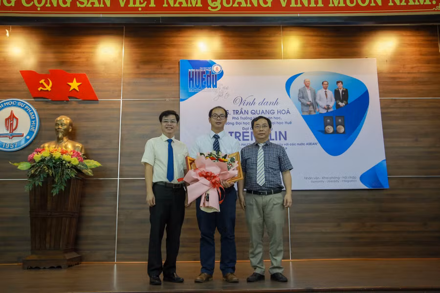 Đại diện lãnh đạo Trường ĐH Sư phạm, ĐH Huế tặng hoa và giấy khen chúc mừng TS Trần Quang Hóa. Đại diện lãnh đạo Trường ĐH Sư phạm, ĐH Huế tặng hoa và giấy khen chúc mừng TS Trần Quang Hóa.