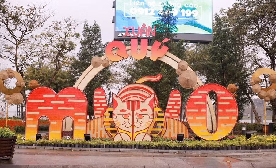 Trang trí hình tượng mèo dân gian tại chân cầu Phú Xuân giao đường Lê Lợi và đường Hà Nội (Ảnh: Hoàng Hải).