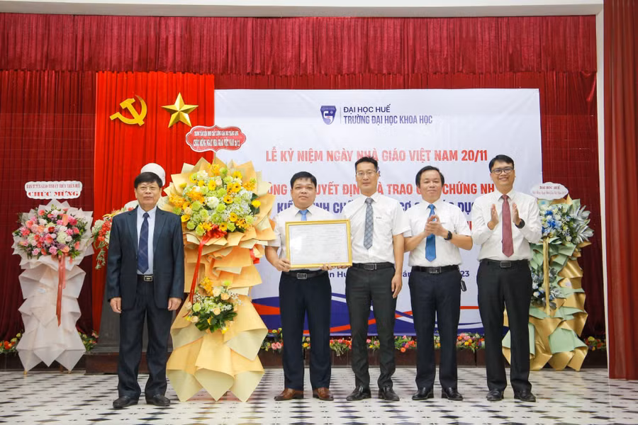 Trao giấy chứng nhận đạt chuẩn kiểm định chất lượng cơ sở giáo dục cho đại diện Trường Đại học Khoa học, Đại học Huế.