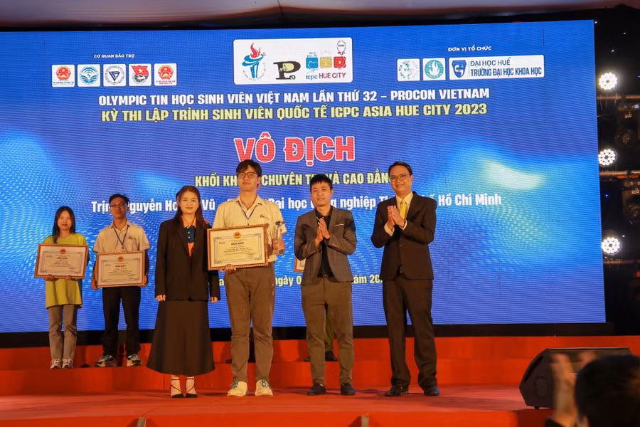 Trao giải vô địch khối thi Olympic không chuyên tin và cao đẳng. Trao giải vô địch khối thi Olympic không chuyên tin và cao đẳng.