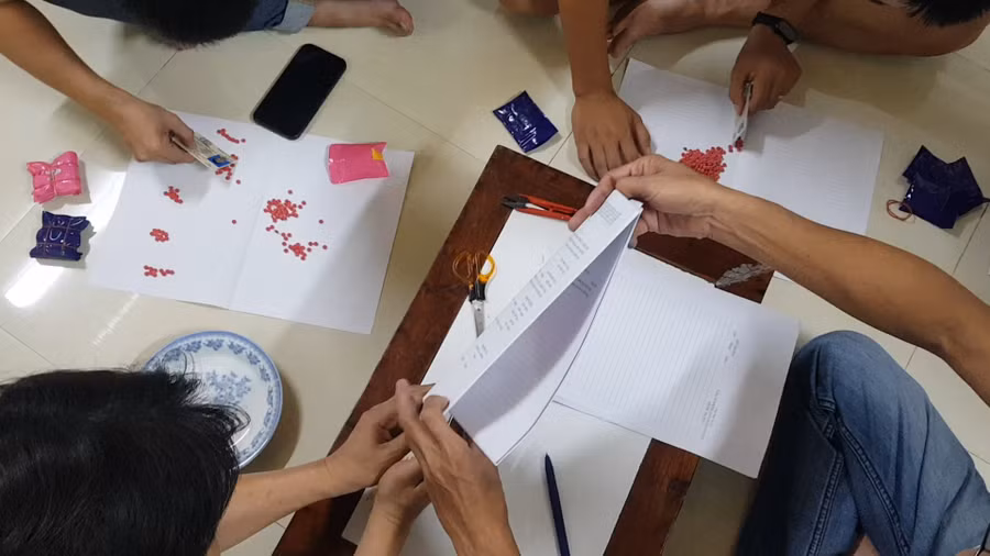 Công an TP Huế khám xét ma túy.