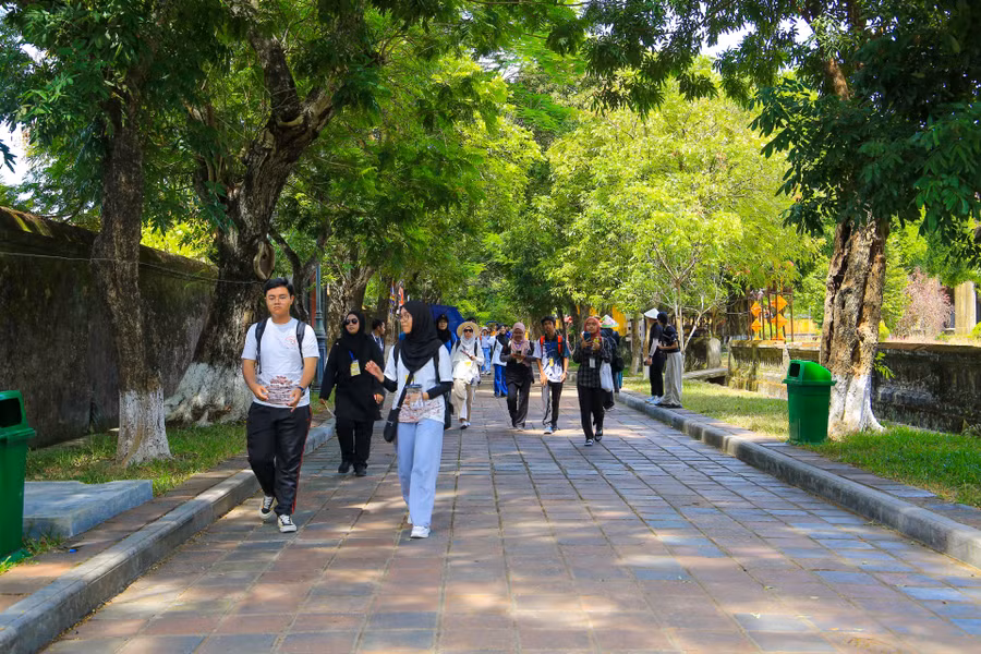 Học sinh các nước ASEAN tham quan tại Đại Nội Huế.