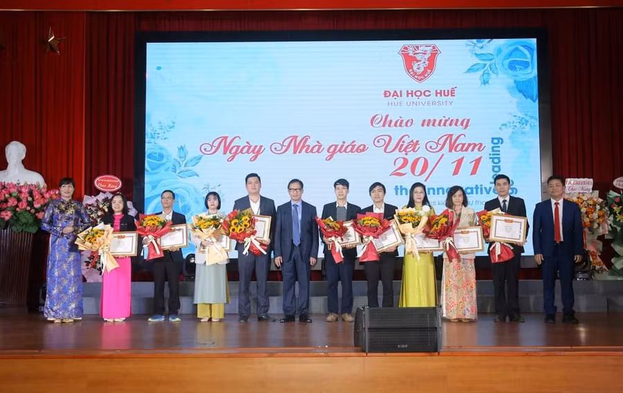 Ban Giám đốc Đại học Huế trao giấy khen và phần thưởng cho các thầy cô giáo có thành tích xuất sắc trong bồi dưỡng, nâng cao trình độ chuyên môn.