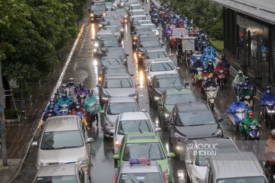 2 làn đường với nhiều làn xe, đã khiến cho việc di chuyển tại đây trở nên càng khó khăn hơn, nhiều phương tiện phải mất hàng giờ đồng hồ để đi qua tuyến đường Tố Hữu trong giờ cao điểm.