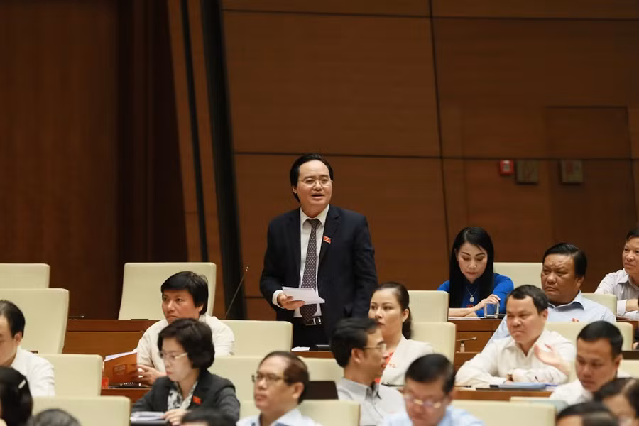 Bộ trưởng Bộ Giáo dục và Đào tạo Phùng Xuân Nhạ giải trình các chất vấn của đại biểu sáng 1/11