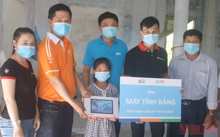 Học sinh có gia cảnh khó khăn được trao tặng máy tính bảng để phục vụ cho việc học tập. (Ảnh: Minh Khởi)