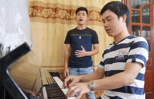 Ca sỹ Đào Tiến Lợi đang hướng dẫn luyện thanh cho một bạn trẻ Ca sỹ Đào Tiến Lợi đang hướng dẫn luyện thanh cho một bạn trẻ