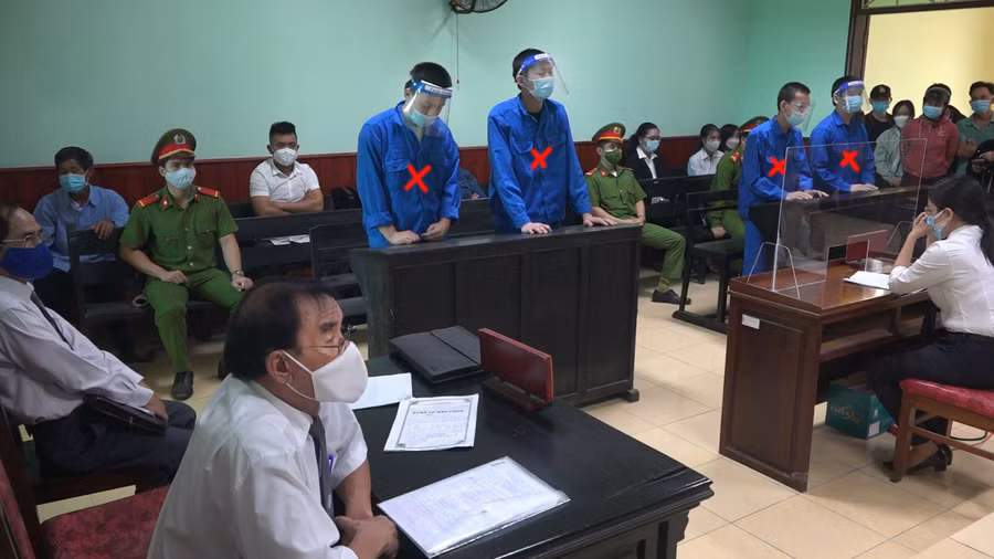 Các bị cáo tại phiên toà xét xử.