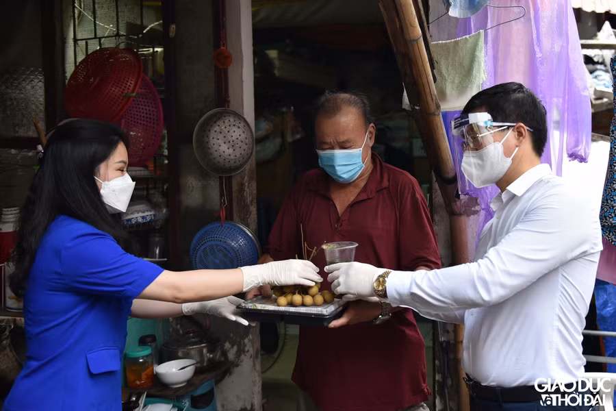 “Triệu bữa cơm – Tấm lòng doanh nghiệp trẻ Hà Nội” trao tận tay người dân có hoàn cảnh khó khăn ảnh 16