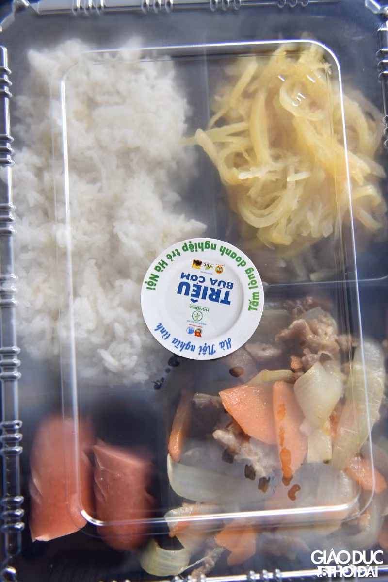 Mỗi suất ăn có giá trị 25.000 đồng và được Ban tổ chức kiểm nghiệm, giám sát độc lập, chặt chẽ, đảm bảo vệ sinh an toàn thực phẩm và dinh dưỡng.