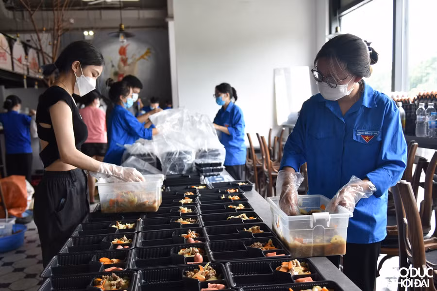 “Triệu bữa cơm – Tấm lòng doanh nghiệp trẻ Hà Nội” trao tận tay người dân có hoàn cảnh khó khăn ảnh 1