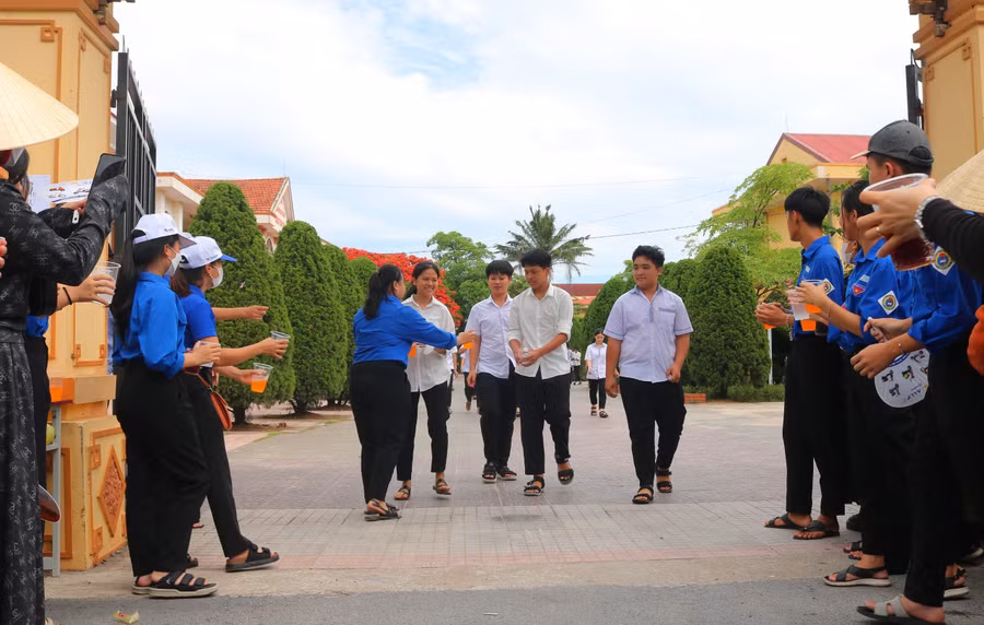 Đội tình nguyện viên hỗ trợ thí sinh tại điểm Trường THPT Nguyễn Bỉm Khiêm.