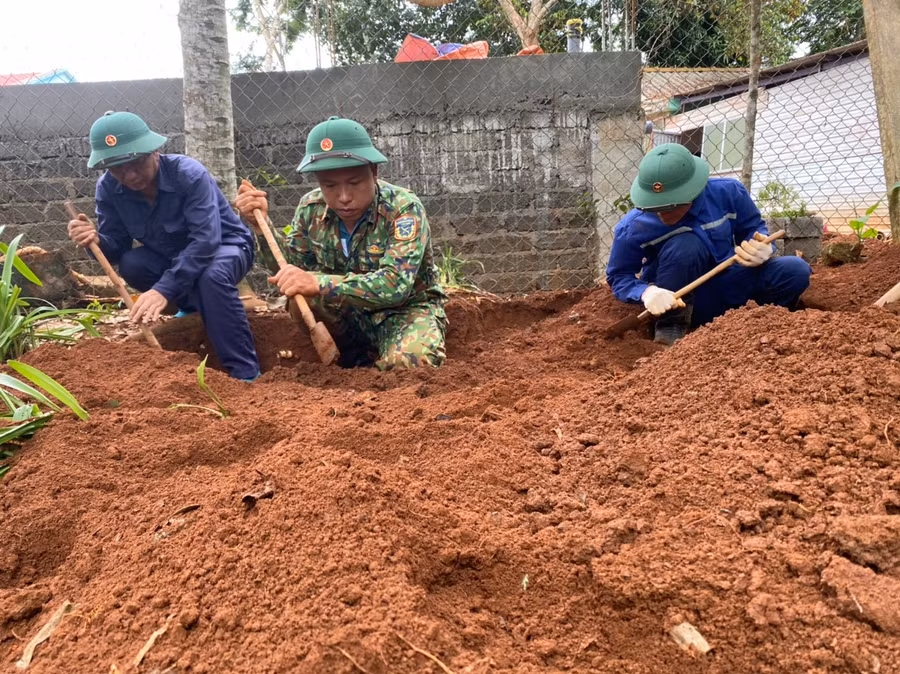 Lực lượng chức năng quy tập hài cốt liệt sĩ.