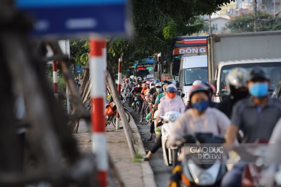 Tại đường Giải Phóng, lượng phương tiện cá nhân tăng nhanh, gây tình trạng ùn ứ ngắn trên tuyến đường này.