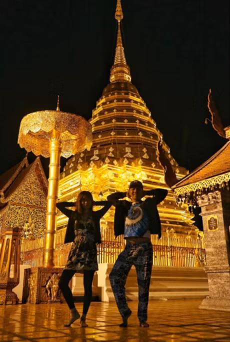Gioi tre thich thu voi kieu tao dang chup anh co 1-0-2 cua cap doi - Anh 1