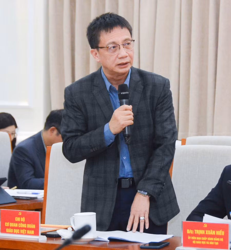 Đồng chí Nguyễn Ngọc Ân - Chi bộ Cơ quan Công đoàn Giáo dục Việt Nam phát biểu tham luận tại Hội nghị.
