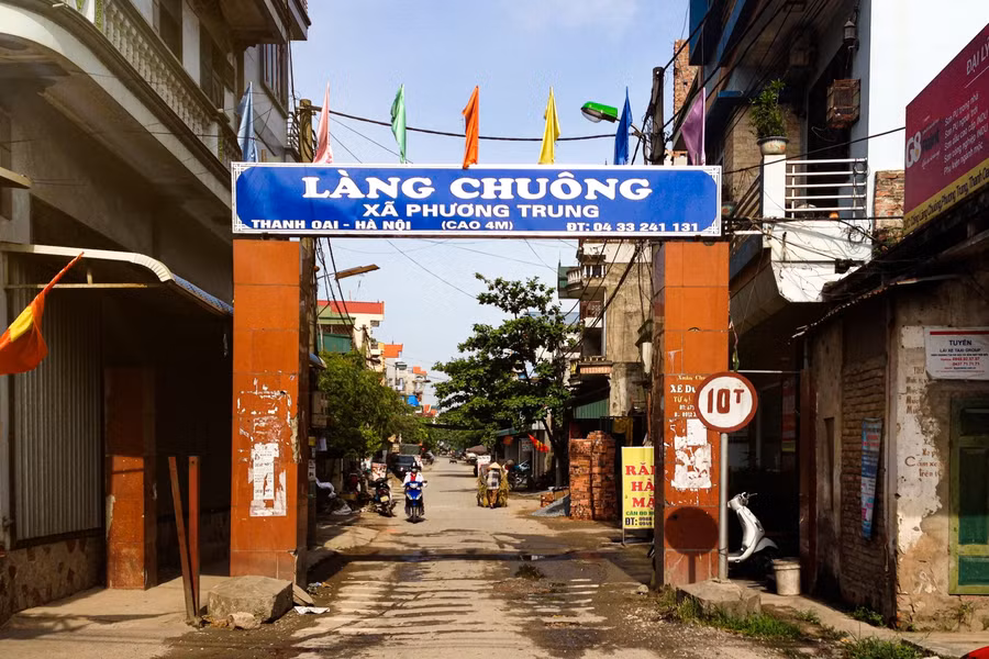 Cổng vào làng nón truyền thống Chuông.