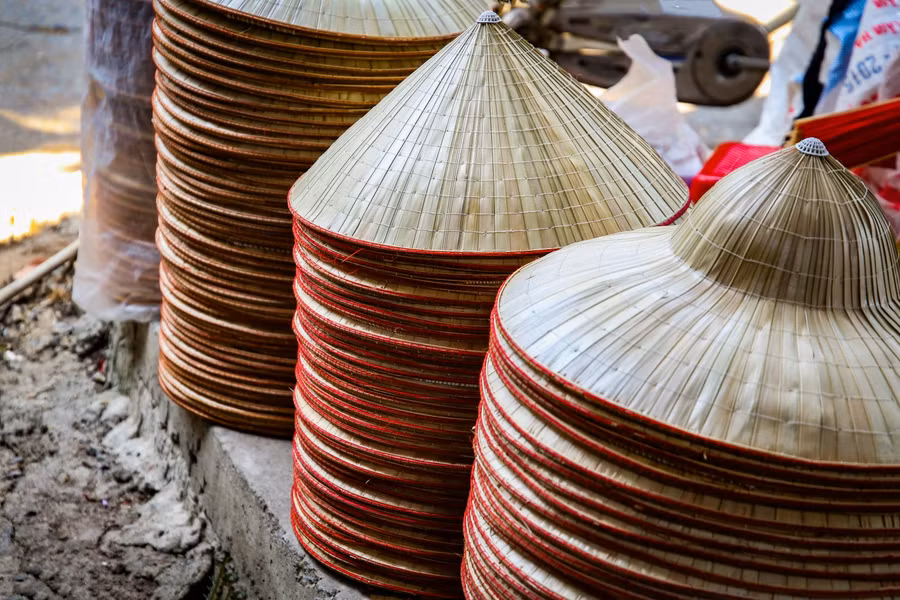 Không thanh mảnh như chiếc nón trắng bài thơ xứ Huế, nón làng Chuông dày dặn, cứng cáp mà vẫn thanh lịch, duyên dáng, đậm chất nông thôn đồng bằng Bắc Bộ. Nón Chuông đội mưa, đội nắng, thủy chung với người nông dân “một nắng hai sương” nơi ruộng đồng…