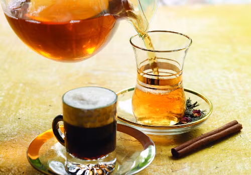 Uống trà thay vì cà phê, hạn chế rượu bia trong vài tuần đầu vì những thứ này dễ gợi cho bạn cảm giác thèm thuốc. Ảnh: phoeniciafoods