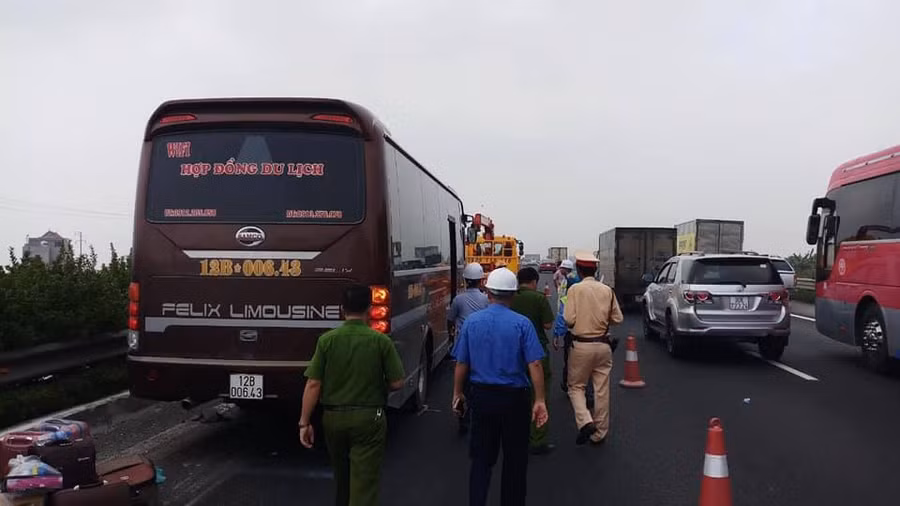 Ngay sau khi nhận được tin báo lực lượng chức năng đã có mặt tại hiện trường để giải cứu người gặp nạn, đồng thời phân luồng giao thông tránh ùn tắc Ngay sau khi nhận được tin báo lực lượng chức năng đã có mặt tại hiện trường để giải cứu người gặp nạn, đồng thời phân luồng giao thông tránh ùn tắc
