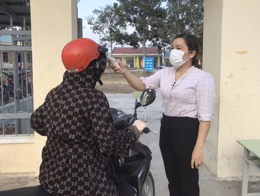 Cán bộ, giáo viên khi vào trường cũng được kiểm tra kĩ lưỡng.