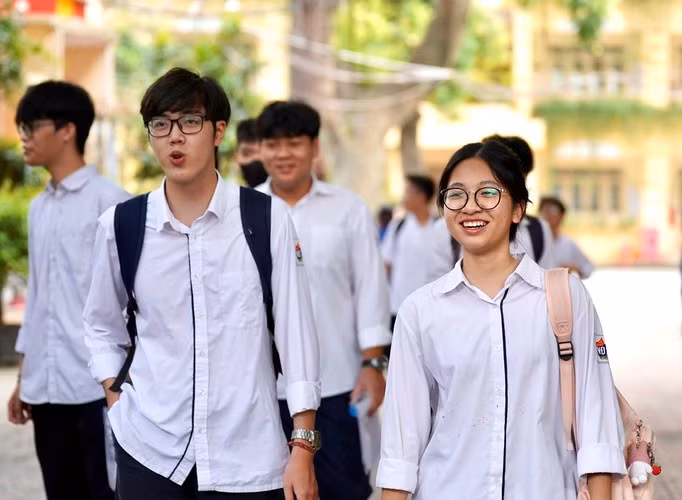 Thí sinh rạng rỡ rời phòng thi. Ảnh Xuân Phú