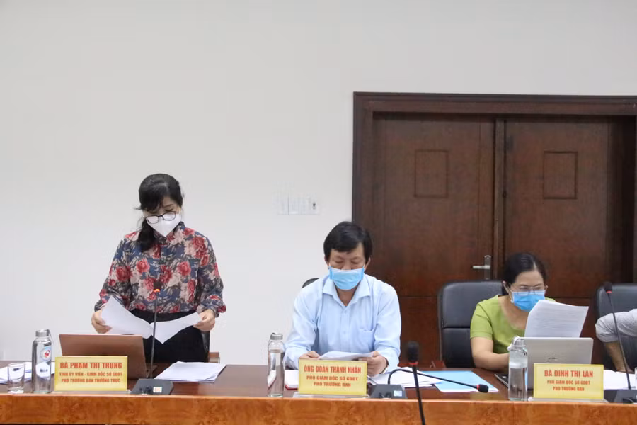 Bà Phạm Thị Trung, Giám đốc Sở GD&amp;ĐT Kon Tum, Phó trưởng ban chỉ đạo kì thi phát biểu tại buổi họp.