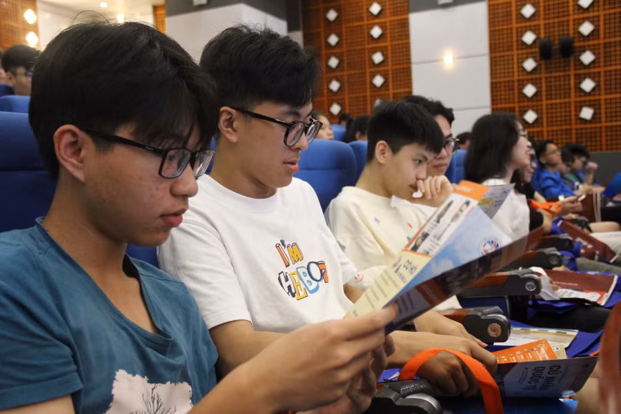 Học sinh tìm hiểu thông tin tuyển sinh của Trường ĐH Kinh tế quốc dân