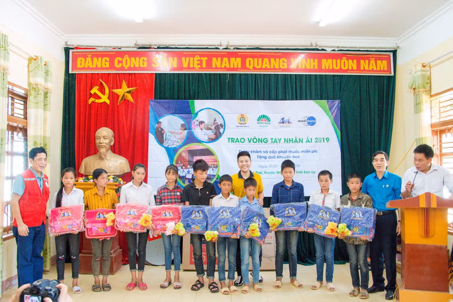 Những món quà đầy ý nghĩa đến tận tay những học sinh trường tiểu học Hua Trai và THCS Hua Trai