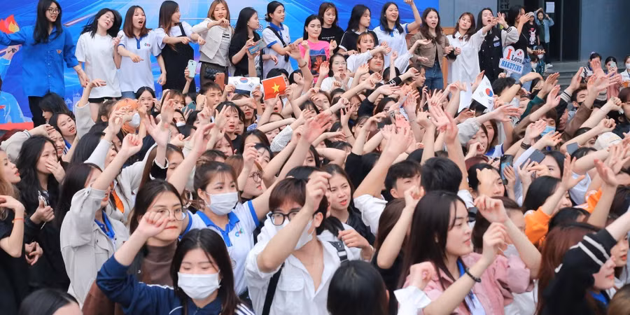 Lan tỏa niềm vui chung đến đông đảo các bạn sinh viên. Lan tỏa niềm vui chung đến đông đảo các bạn sinh viên.