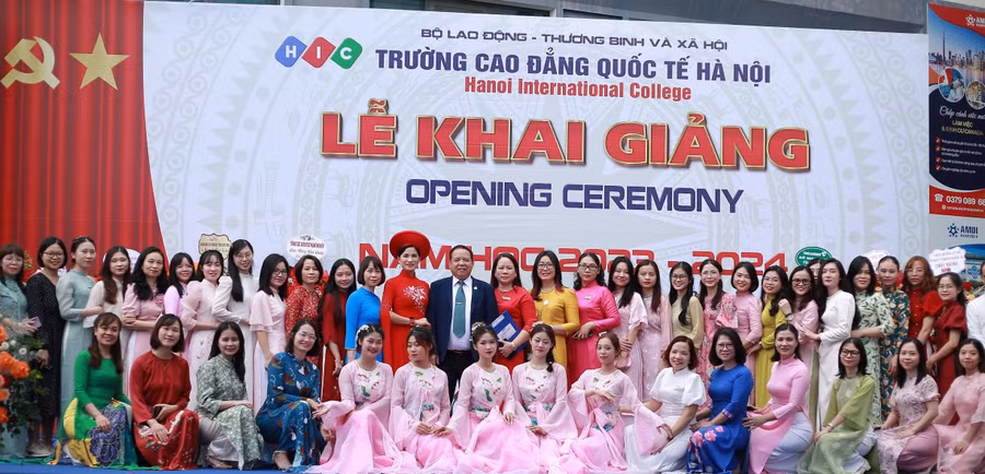 Niềm vui của các thầy cô giáo và sinh viên trong ngày lễ khai giảng năm học mới. Niềm vui của các thầy cô giáo và sinh viên trong ngày lễ khai giảng năm học mới.