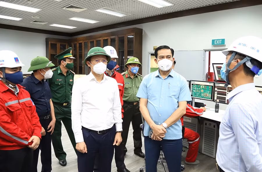 Đoàn đến kiểm tra điểm bố trí cách ly của Nhà máy Nhiệt điện Vũng Áng 1