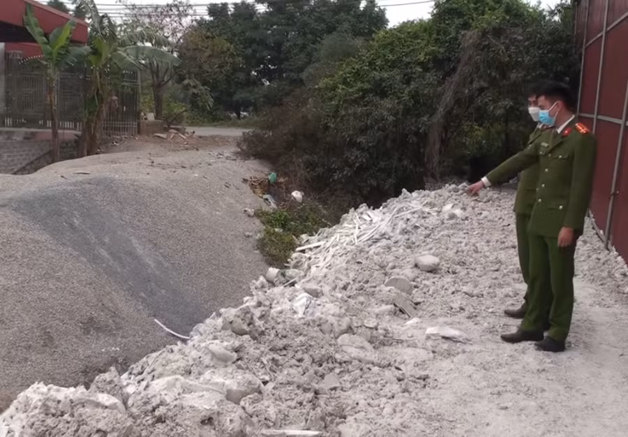 Số lượng lớn chất thải được đổ trái quy định ra ngoài môi trường.