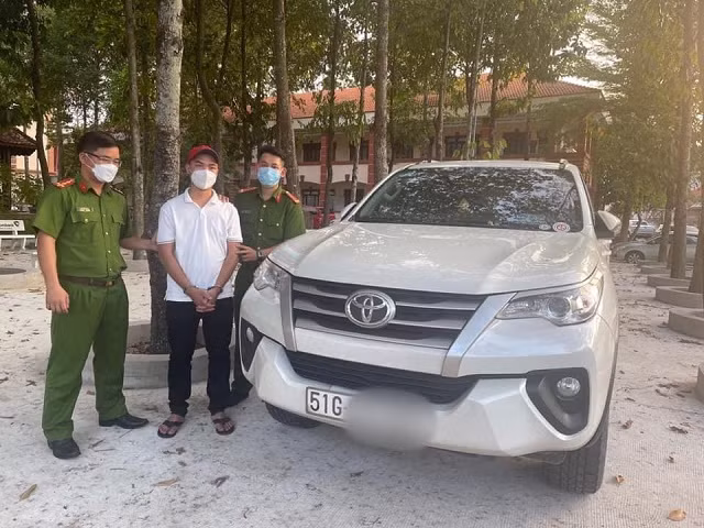 Đối tượng Nguyễn Danh Tường bị bắt giữ cùng chiếc xe ô tô tang vật của vụ án.