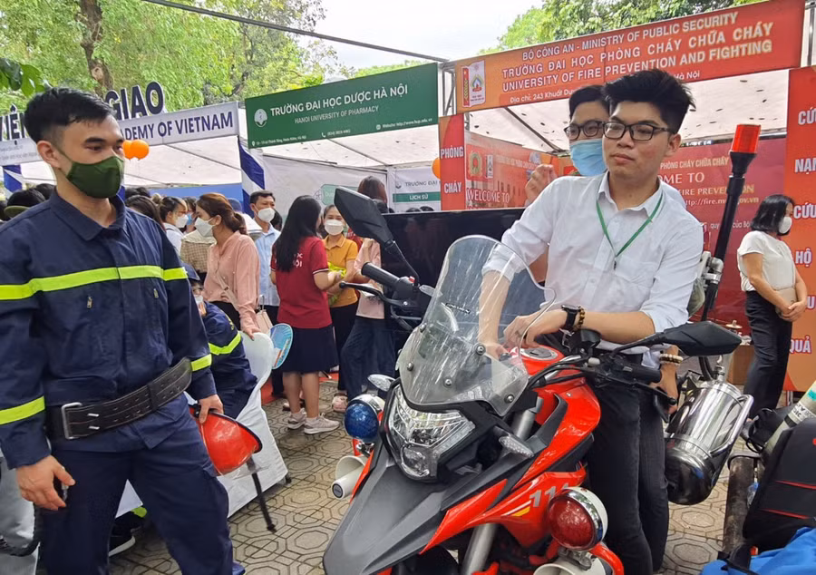 Cảnh sát phòng cháy, chữa cháy giới thiệu xe máy chữa cháy và hướng dẫn các bạn trẻ trải nghiệm thực tế.
