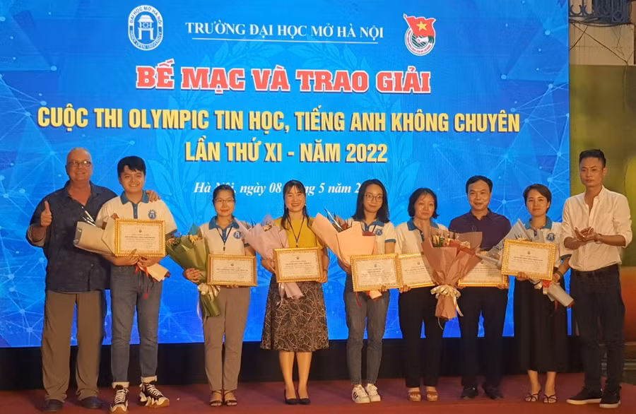 Đại diện Ban Giám khảo trao giải Khuyến khích cho các đội.
