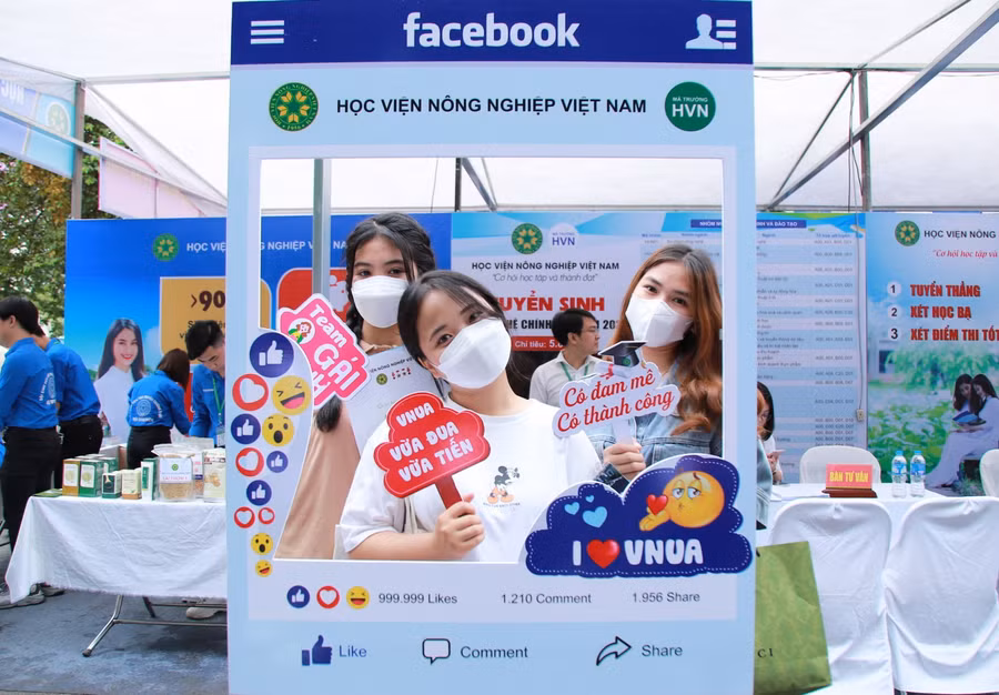 Nhiều gian tư vấn còn thiết kế điểm chekin ấn tượng cho bạn trẻ.