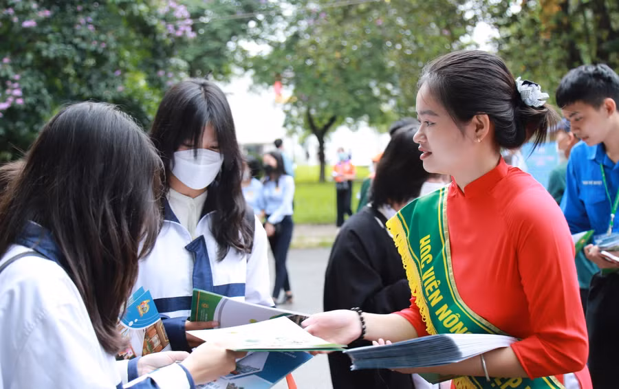 Rất đông phụ huynh và học sinh tìm hiểu thông tin tuyển sinh của Học viện Nông nghiệp Việt Nam.