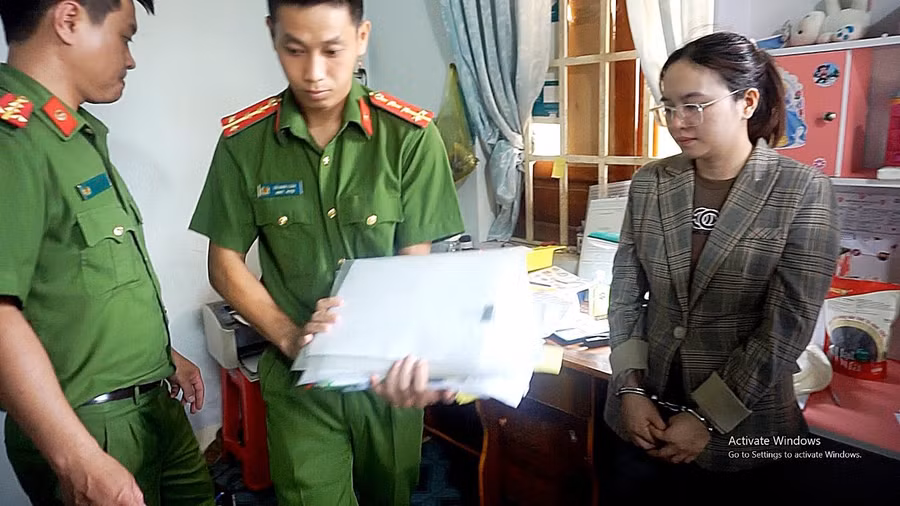 Cơ quan chức năng khám xét nơi ở của Kế toán Nguyễn Thị Trang. (Ảnh: SĐ)