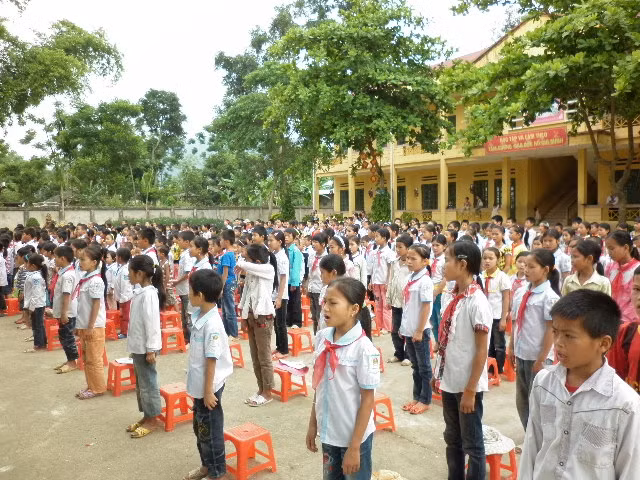 "Tủ sách Nguồn Sáng" tại vùng quê nghèo ảnh 6 HS tập trung trong lễ bế giảng