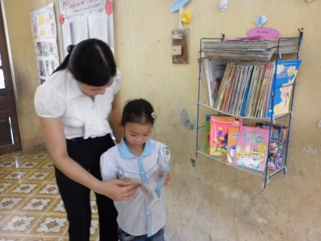 "Tủ sách Nguồn Sáng" tại vùng quê nghèo ảnh 7 Sách được mang vào từng lớp học
