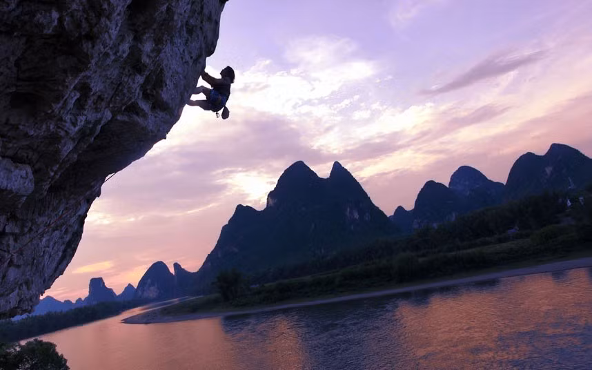 Những hình ảnh ấn tượng trong tuần ảnh 5 Rock climber Liu Yongbang climbs Moon Mountain in Yangshuo, Guangxi Province, China